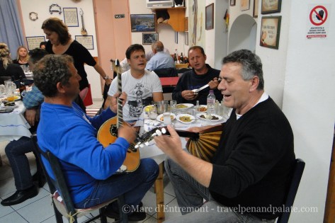 robetiko musicians at To Kamaki